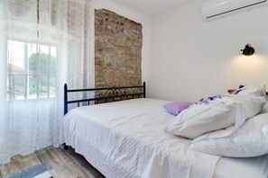 3 bedrooms, iron/ironing board, travel cot, free WiFi