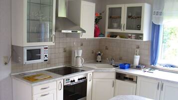 House | Private kitchen | Oven, electric kettle, toaster