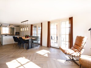 Villa | Dining - Villa in Wieringer Park With Garden (Hippolytushoef)