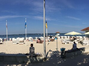 A beach with sun loungers, umbrellas, and a view of the sea. - Das-zauberlig-ferienhaus (Gluecksburg)