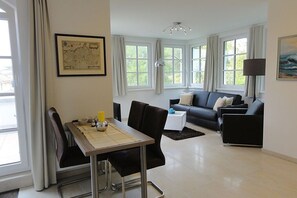 Smart-TV, Bücher, Stereoanlage