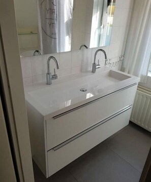 Dusche, Haartrockner, Handtücher