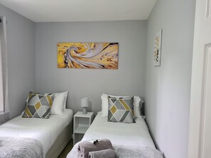 3 dormitoris, planxa i posts de planxar, wifi i roba de llit 