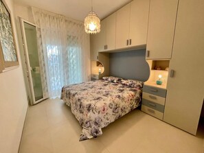 2 bedrooms, individually furnished - Seaview Caorle Apartment With Pool (Caorle)