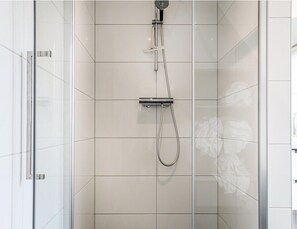House | Bathroom - Villa With Garden, in a Holiday Park (Idskenhuizen)