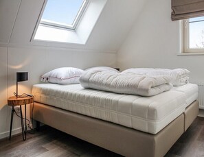 House | 3 bedrooms, individually furnished, bed sheets - Villa With Garden, in a Holiday Park (Idskenhuizen)