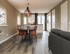 House | Dining - Villa With Garden, in a Holiday Park (Idskenhuizen)