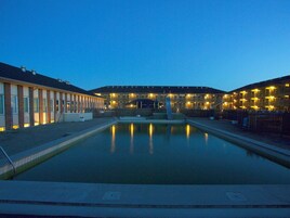 Una piscina techada, una piscina al aire libre