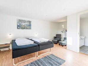 4 bedrooms - 8 Person Holiday Home in Blavand (Blavand)