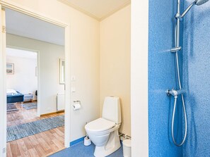 Bathroom - 8 Person Holiday Home in Blavand (Blavand)
