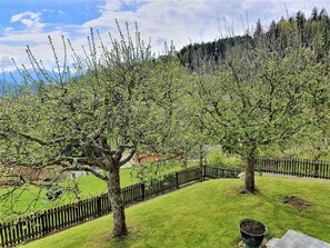 A fenced yard with trees and a grassy area. - Charming Apartment by Worthersee (Techelsberg am Worther See)