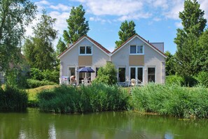 Exterior - Holiday Home on the Water in Friesland (Makkum)