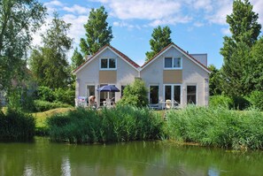 Exterior - Holiday Home on the Water in Friesland (Makkum)