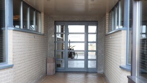 A corridor with a glass door labeled "Casino C" leading to a room. - Apartment in Nieuwpoort With sea View (Nieuwpoort)