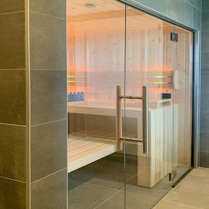 Spa treatment - Villa by the Water With Sauna and Terrace (Delfstrahuizen)