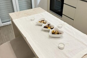 Appartement | Privékeuken | Een koelkast, een magnetron, een oven, een kookplaat