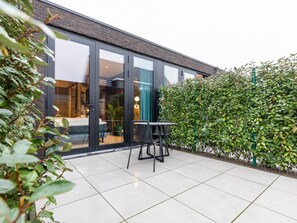 Outdoor dining - Romantic Garden Stay (Koudekerke)