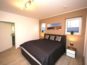 4 bedrooms, individually furnished, iron/ironing board - "home Port" Modern Retreat (Trent)