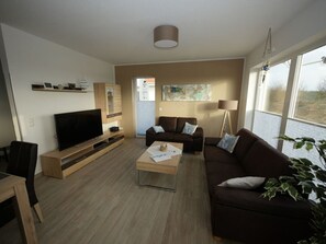 Living area - "home Port" Modern Retreat (Trent)