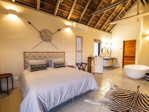 House | 3 bedrooms, individually furnished, bed sheets - Villa in Hoedspruit With a Jacuzzi (Hoedspruit)