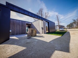 المنشأة من الخارج