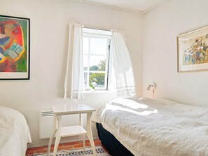3 bedrooms, individually furnished - 6 Person Holiday Home in Svaneke (Svaneke)