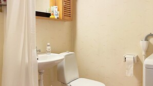 House | Bathroom - Holiday Home in Lekeryd Near Beach (Lekeryd)