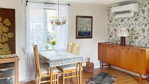 House | Dining - Holiday Home in Lekeryd Near Beach (Lekeryd)