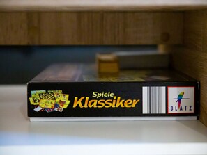 Een doos 'Spiele, Klassiker' met een barcode en een papegaai-illustratie.