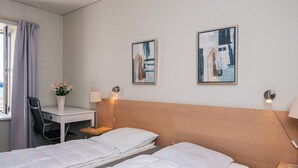 A hotel room with two beds, a desk, a chair, and two wall-mounted lamps. - 4 Person Holiday Park Home in Hejls (Hejls)