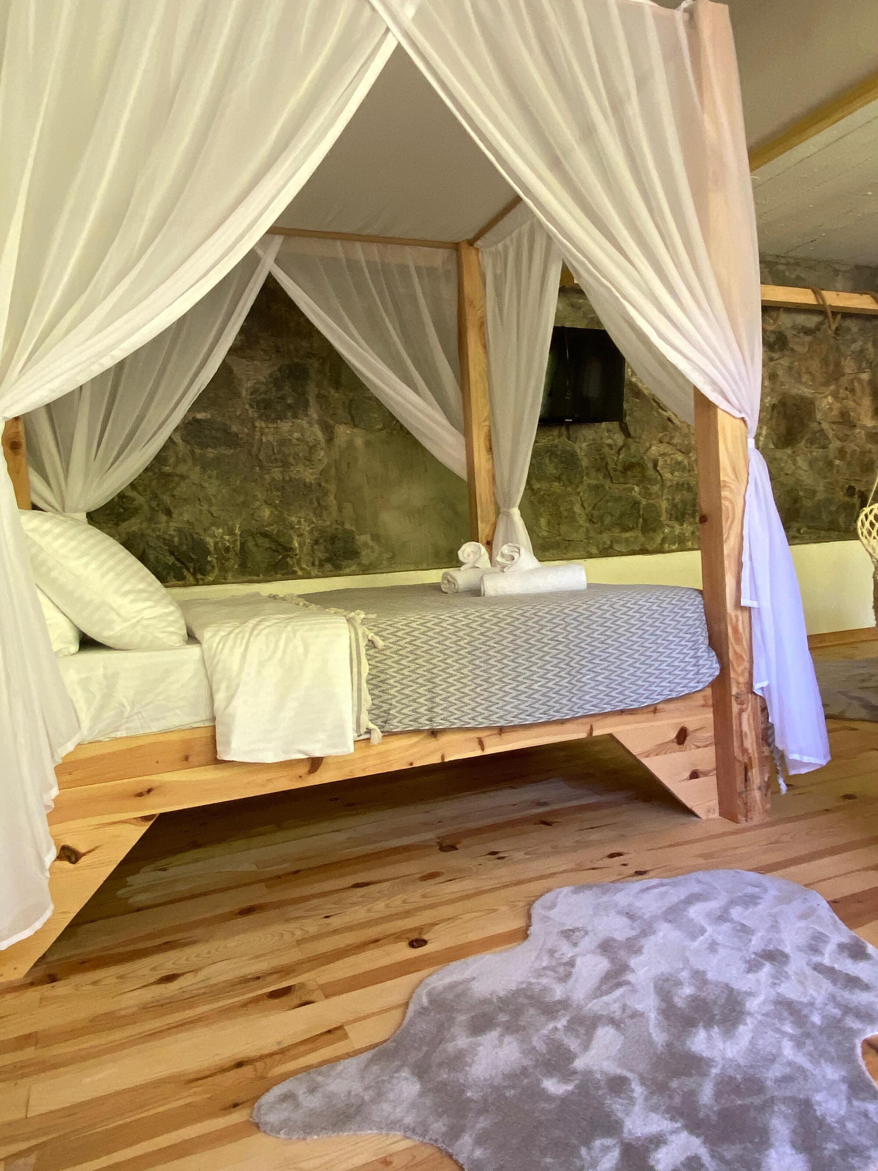 Basic Bungalow, Mountain View | Free WiFi, bed sheets