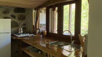 Basic Bungalow, Mountain View | Private kitchen | Cookware/dishes/utensils