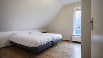 5 bedrooms, individually furnished, bed sheets