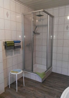 Apartment | Bathroom | Towels - Charming Apartment in Edertal (Edertal)