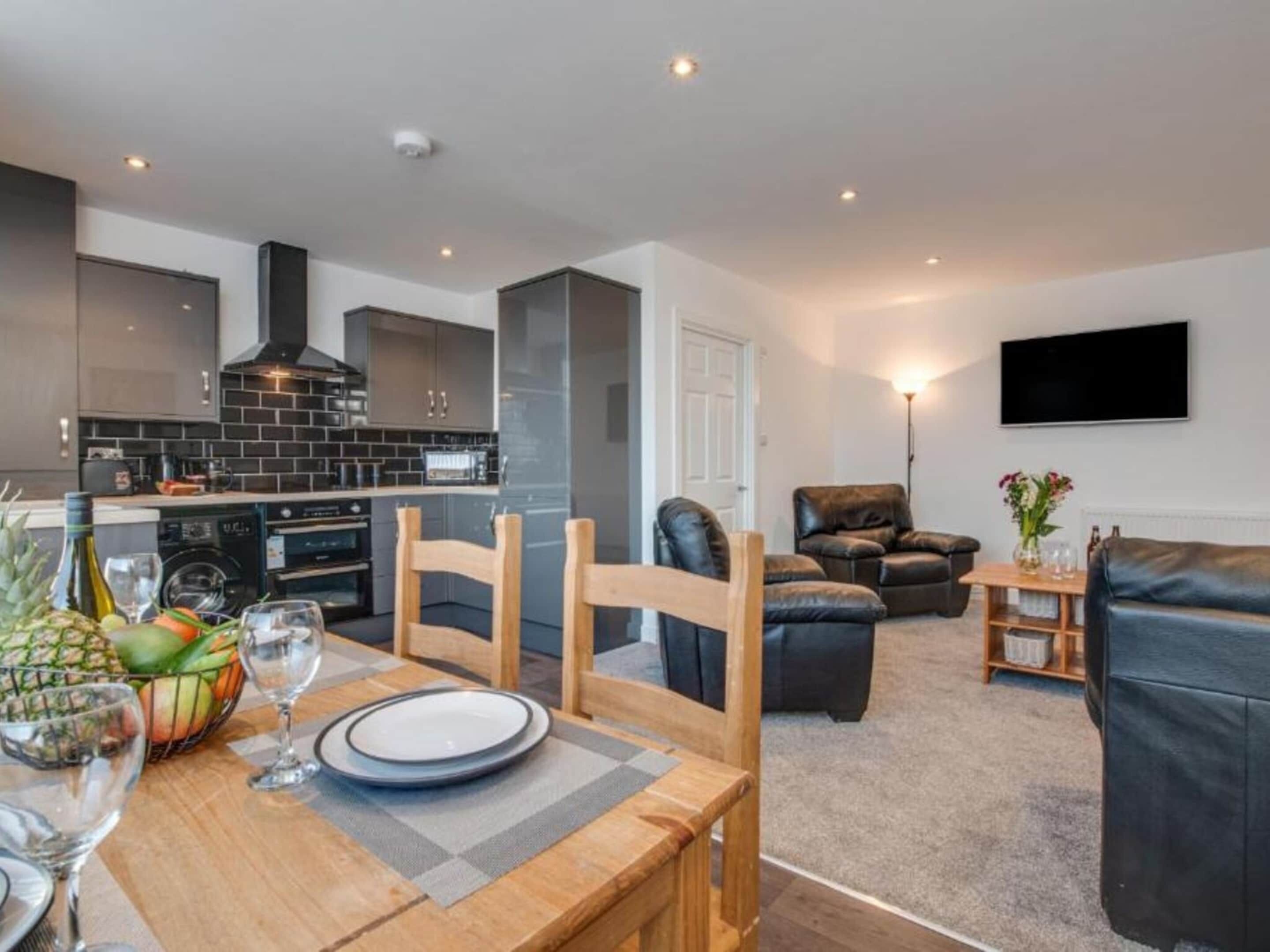 Apartemen | Dapur pribadi | Ketel listrik, pemanggang roti, dan peralatan masak/sendok-piring