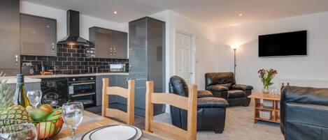 Apartemen | Dapur pribadi | Ketel listrik, pemanggang roti, dan peralatan masak/sendok-piring