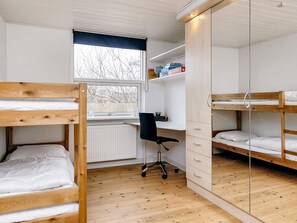 A room with bunk beds, a desk, and a chair. - 6 Person Holiday Home in Albaek (Aalbaek)
