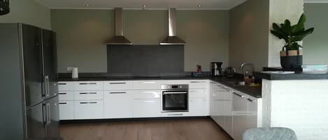 Microondas, horno, placa de cocina, lavavajillas