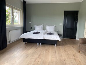 5 habitaciones, tabla de planchar con plancha, wifi y ropa de cama 