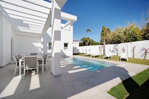 Villa Tahiti with private pool, Wi-Fi, and air conditioning
