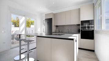 Frigorífico, microondas, placa de cocina y lavavajillas