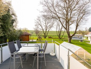 Dining - Oak Modern Retreat in Uberlingen (Ueberlingen)