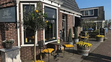 House | Outdoor dining