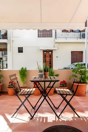 Outdoor dining - Apartment 'Corner House' with Private Terrace, Wi-Fi and Air Conditioning (chania)