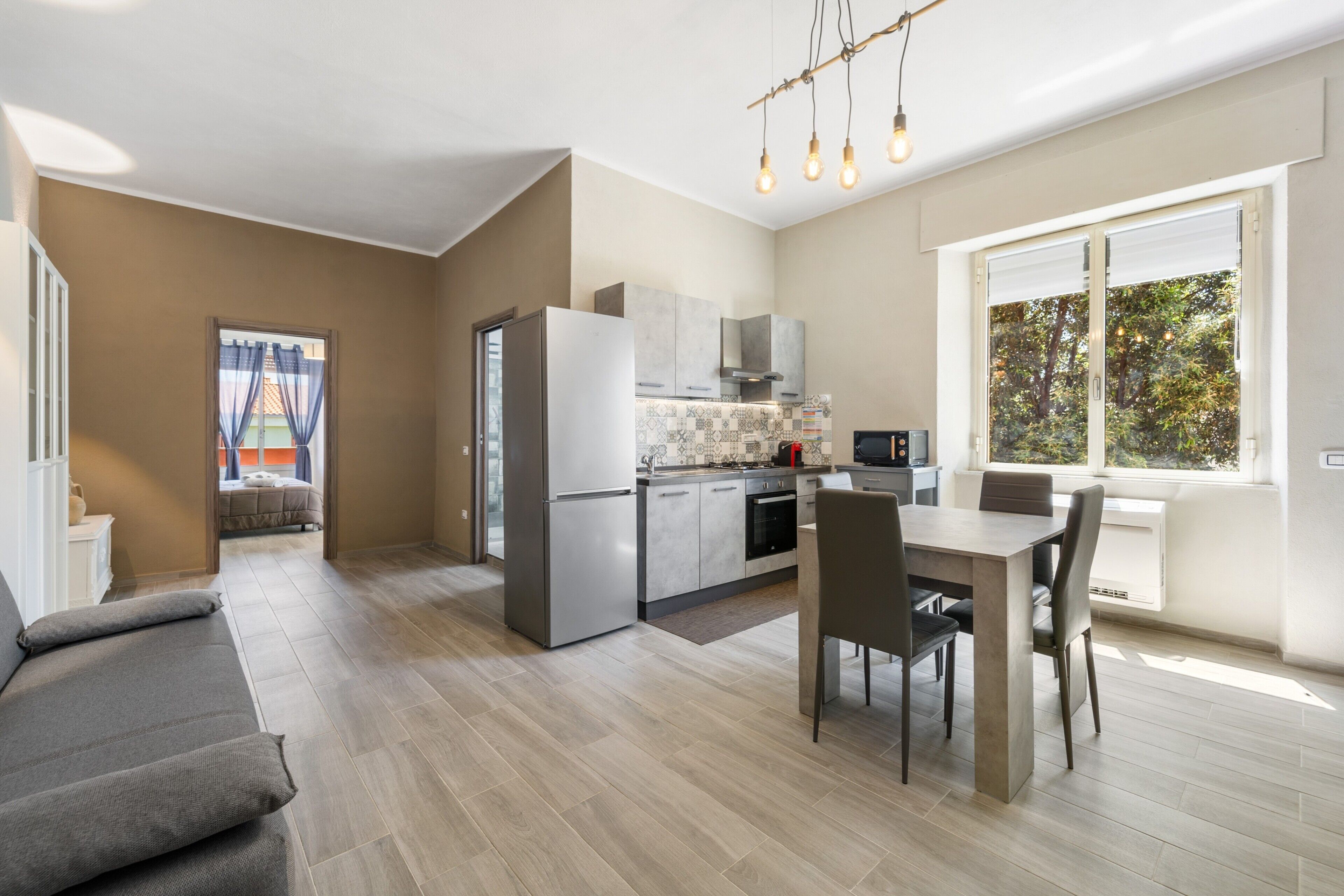 Køleskab, mikrobølgeovn, ovn, kogeplade