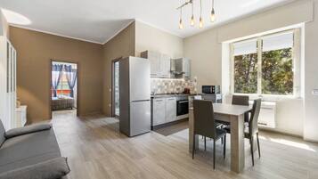 Køleskab, mikrobølgeovn, ovn, kogeplade