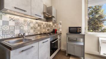 Kühlschrank, Mikrowelle, Ofen, Herdplatte