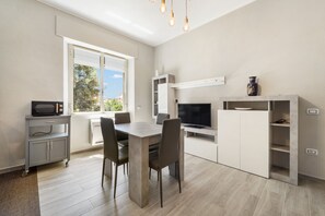 Dining - Holiday Home 'Appartamento Elegante Carbonia' with Balcony, Wi-Fi and Air Conditioning (Carbonia)