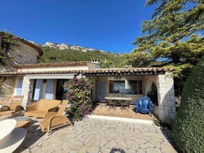 Outdoor dining - Beautiful Provençal stone built family  home with amazing views and great pool . (Vence)