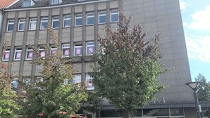 A building with multiple windows and a tree in front. - Holiday Apartment 2 Oldenbug (Oldenburg)